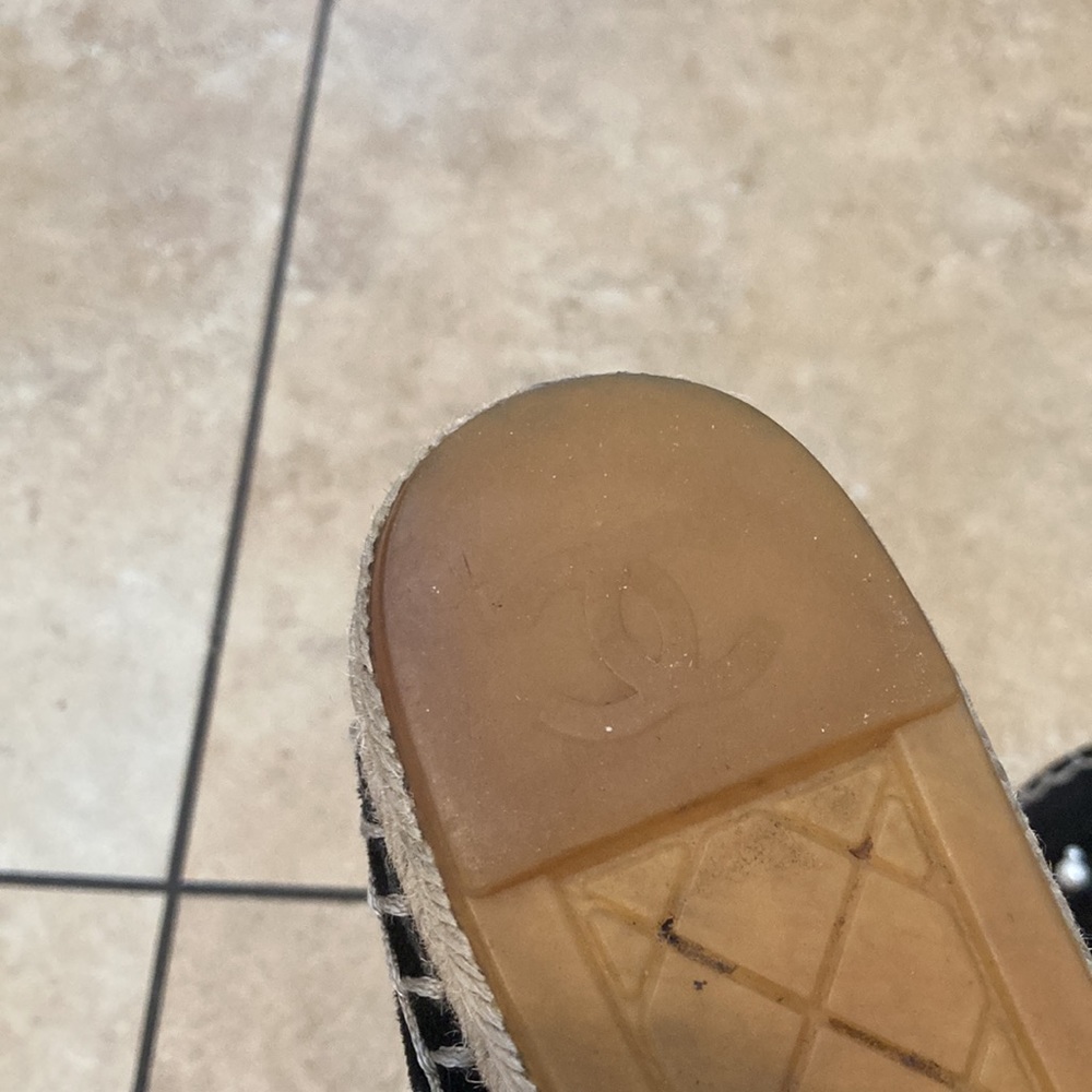 Preowned. EU 39. Black suede w/pearl C’s Authentic. - Picture 8 of 15